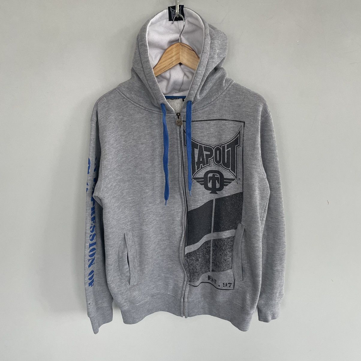 Tapout × Vintage Vintage Tapout Hoodie Gray size M style Y2k Size US M / EU 48-50 / 2 - 1 Thumbnail