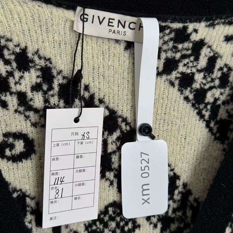 Givenchy Givenchy Black and White Bullet Screen Printed Logo Cardiga Size US XL / EU 56 / 4 - 2 Thumbnail