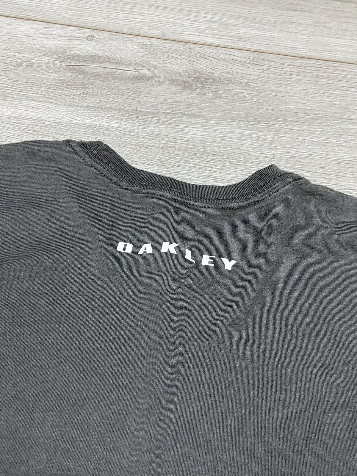 Vintage Oakley vintage big circle logo t-shirt Size US S / EU 44-46 / 1 - 8 Thumbnail