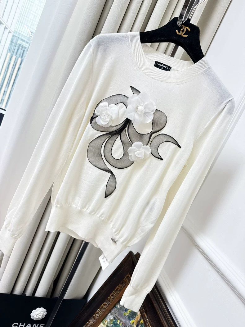 Chanel Chanel 20A white three-dimensional camellia knitted sweate Size XXS / US 00 / IT 34 - 1 Thumbnail