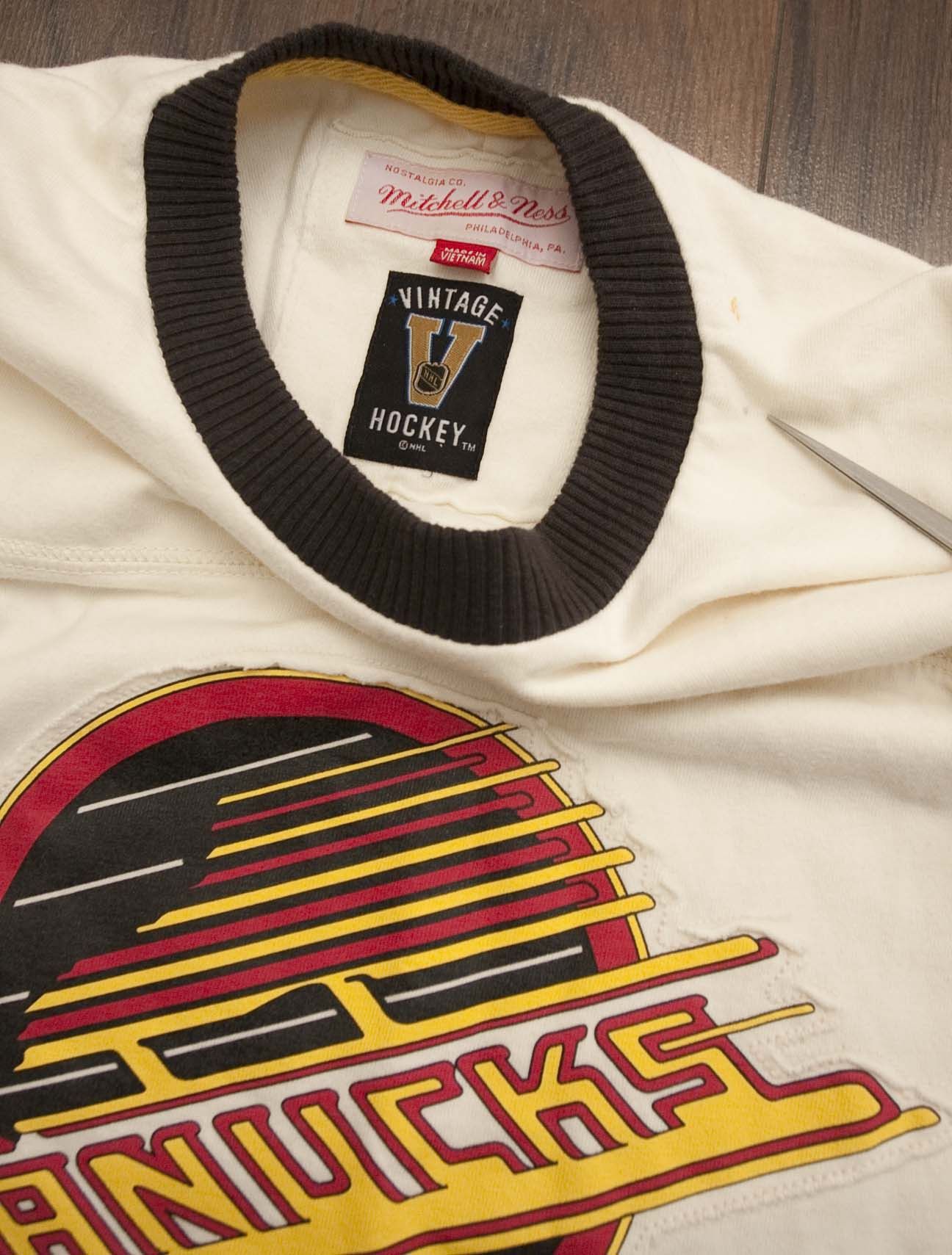 Mitchell & Ness × NHL Vancouver Canucks Shirt Long Sleeve Size M Mitchell & Ness Size US M / EU 48-50 / 2 - 2 Thumbnail