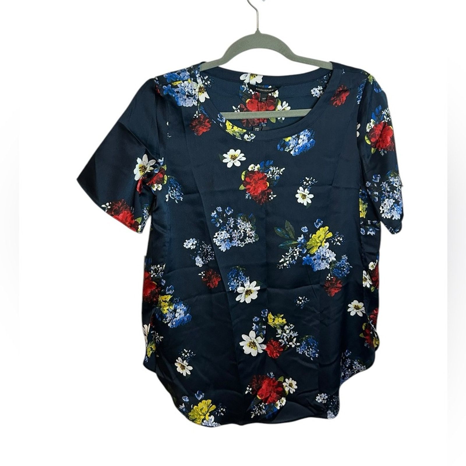 Banana Republic Nwt Banana Republic Navy Blue Floral ShortSleeve Popover Top Size XS / US 0-2 / IT 36-38 - 1 Thumbnail