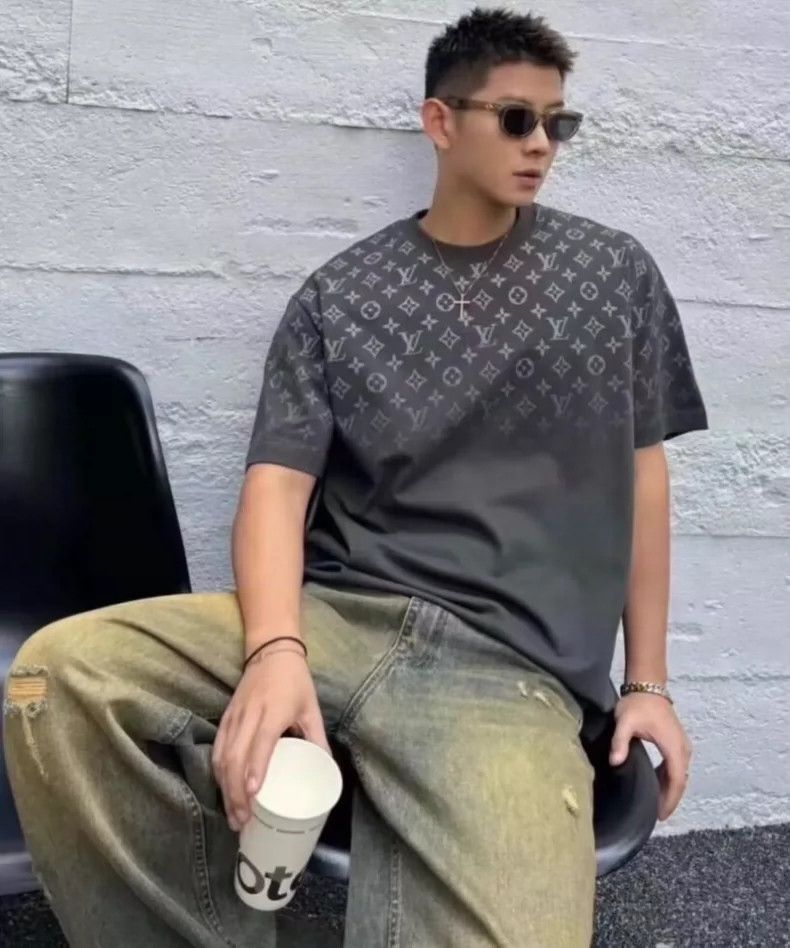 Louis Vuitton Louis Vuitton 24 grey cotton crewneck T-shirt with logo pr Size US M / EU 48-50 / 2 - 9 Thumbnail