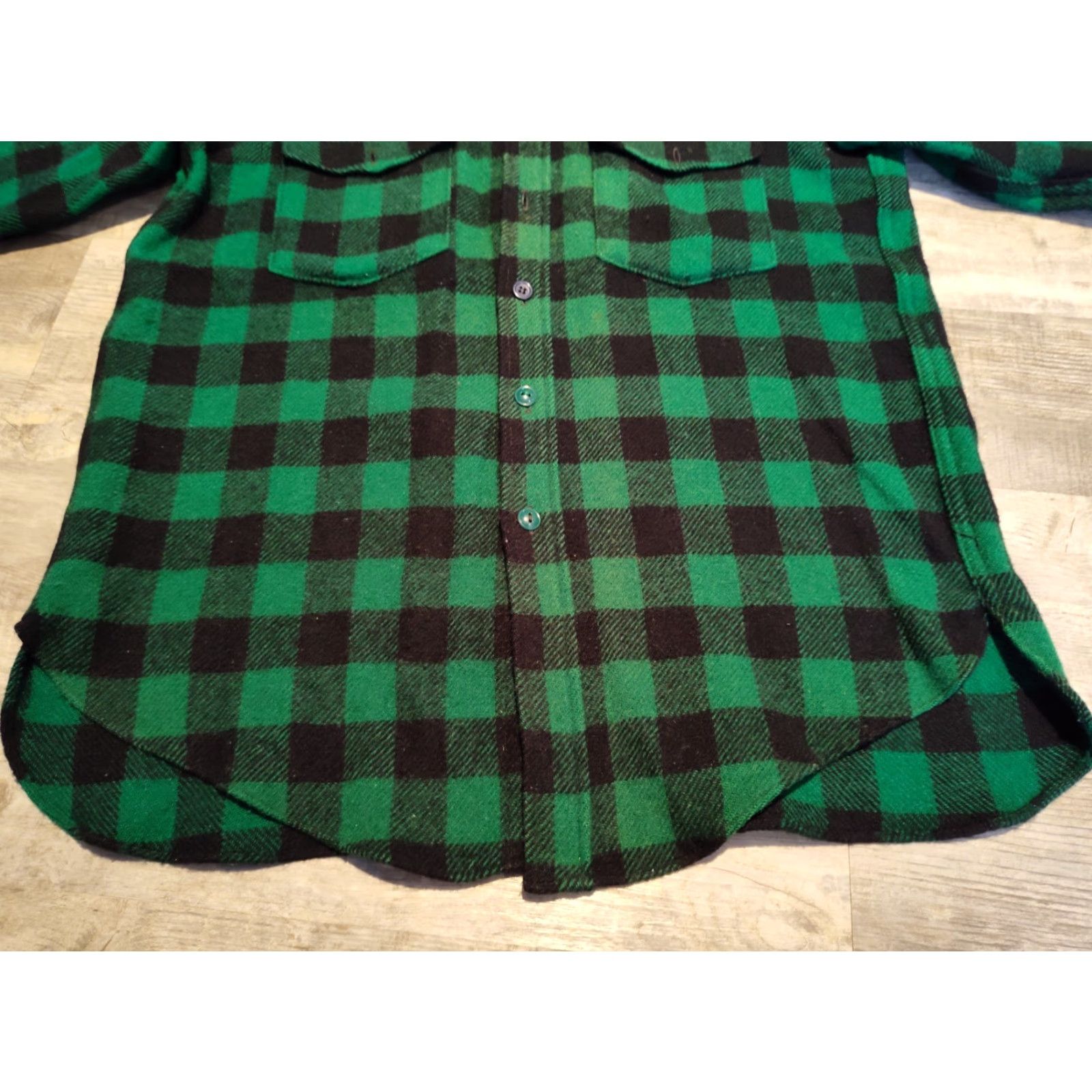 Vintage VINTAGE 1950s Woolrich Wool Flannel Plaid Button-Up Shirt Mens Heavyweight Size 16 Green Outdoor Workwear Size US L / EU 52-54 / 3 - 6 Thumbnail