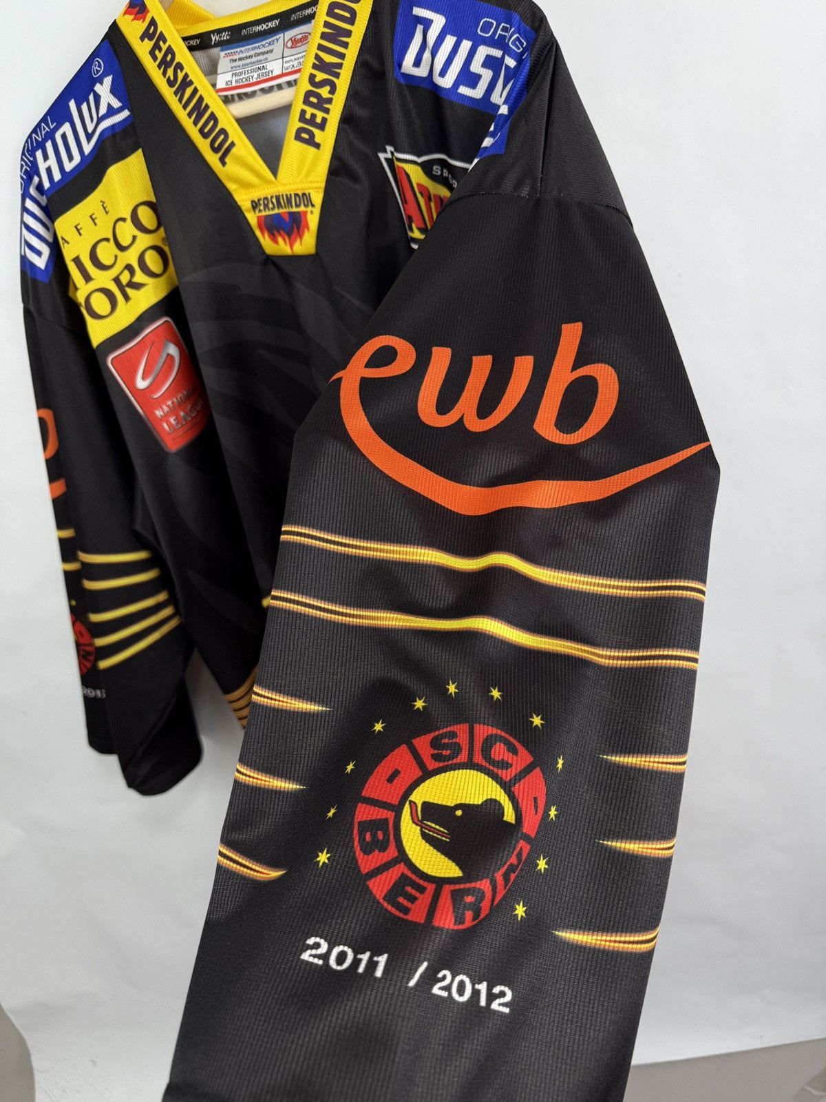 NHL 🇨🇭 2011 SC Bern Switzerland Hockey Jersey Team Signed Peugeot Size US XL / EU 56 / 4 - 7 Thumbnail