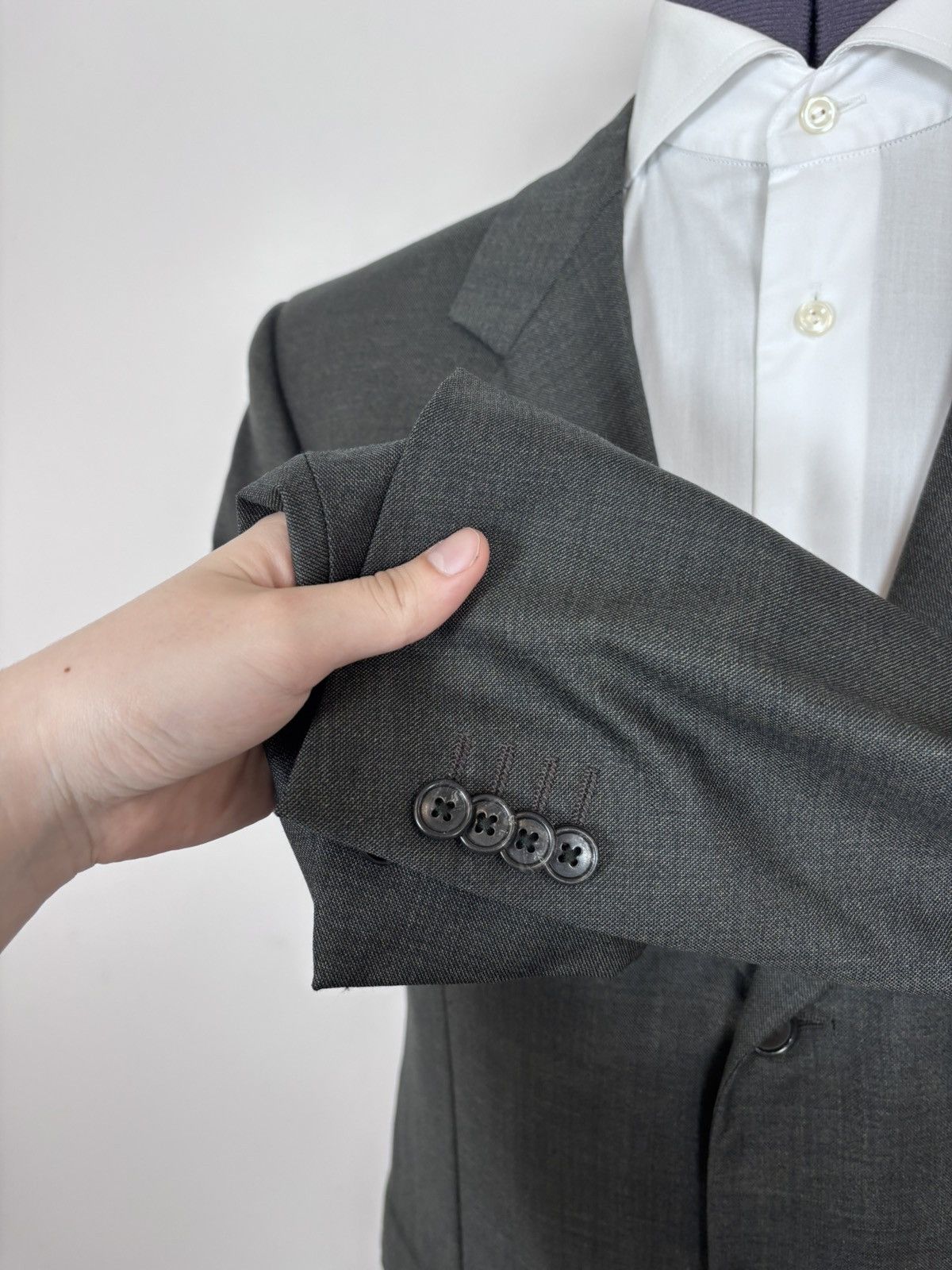 Corneliani Corneliani Men’s 2-Piece Grey Super 120s Wool Suit Size 42R - 4 Thumbnail