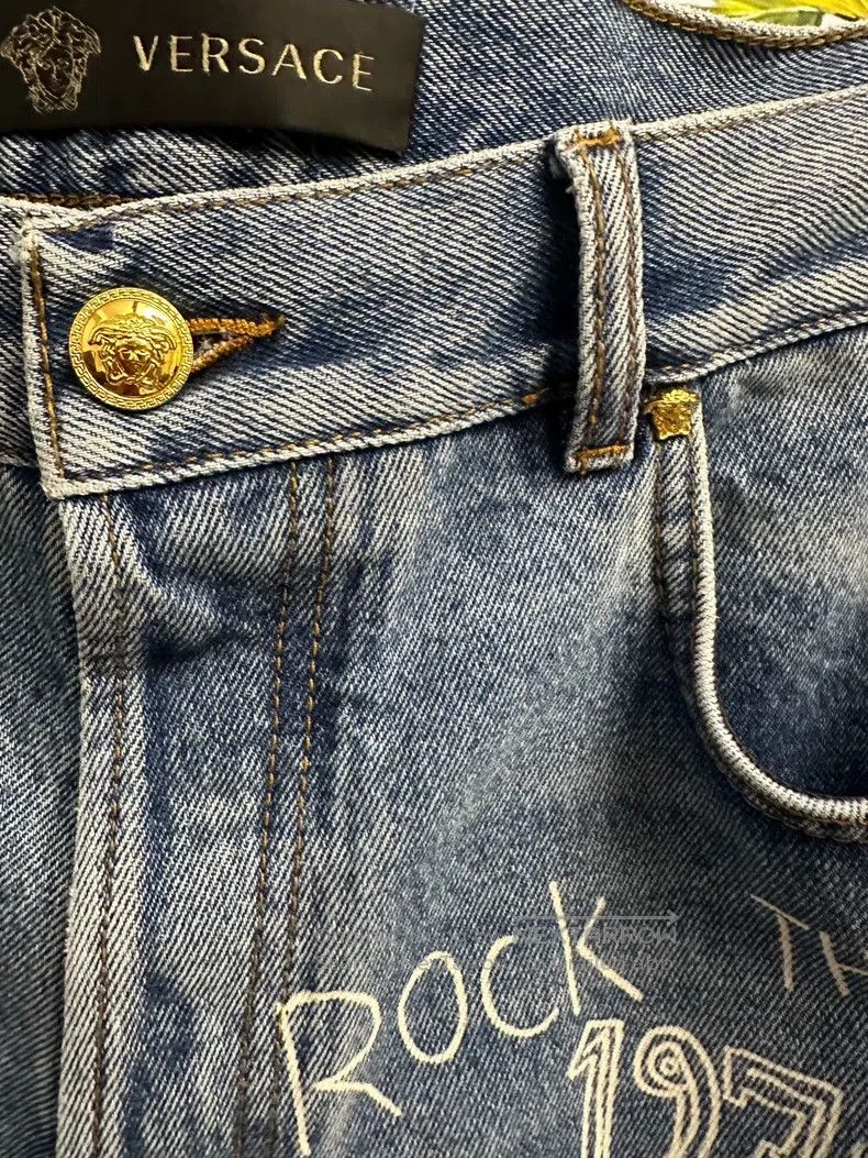 Versace Versace Graffiti jeans all over the print Size US 33 - 6 Thumbnail