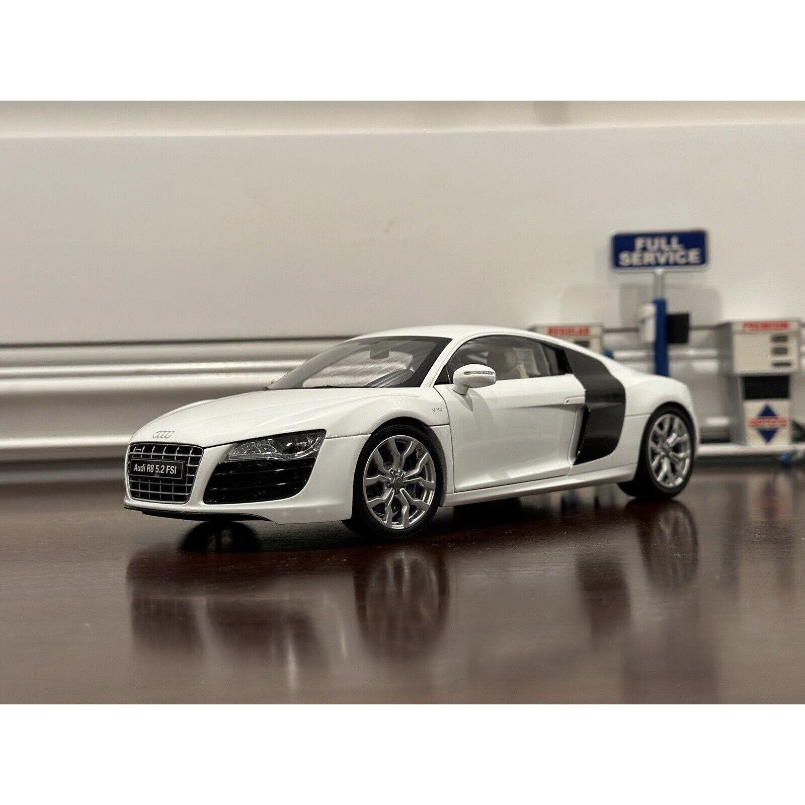image of Kyosho 1:18 Audi R8 V10 5.2 2009 (Ibis White), Men's