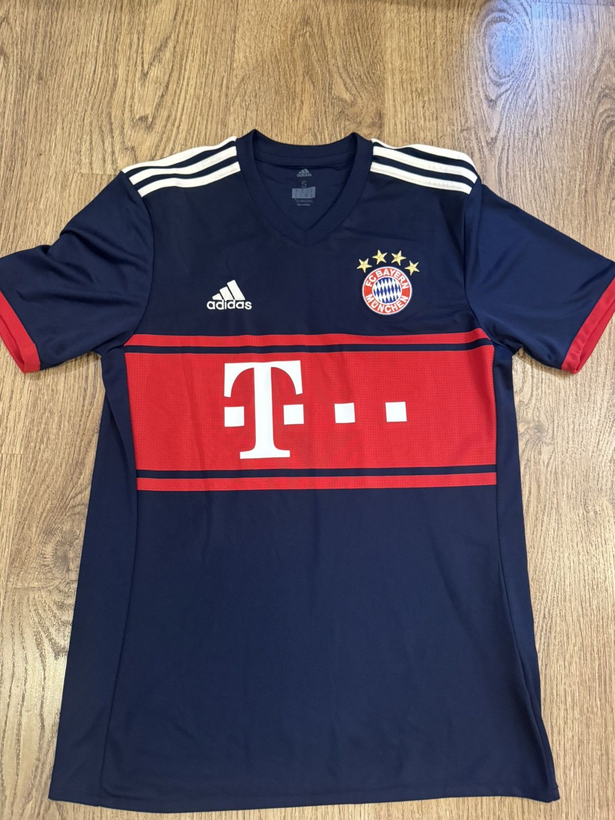 Adidas BAYERN MUNICH 2017 2018 AWAY FOOTBALL SHIRT ADIDAS sz S MEN Size US S / EU 44-46 / 1 - 1 Thumbnail