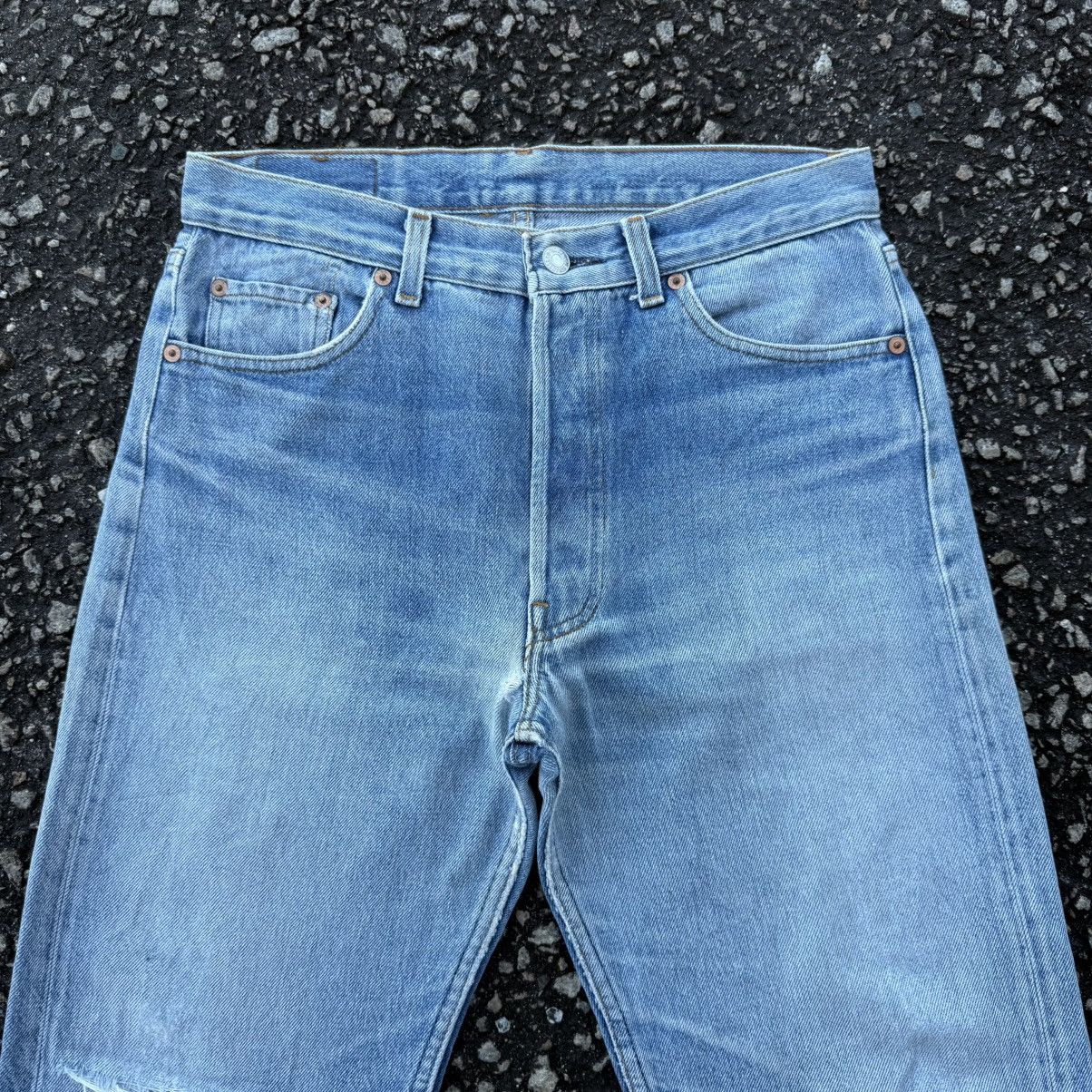Levi's Vintage Clothing VINTAGE LEVI’S 501 USA LIGHT WASH RIPPED JEAN DENIM PANTS Size US 31 - 4 Thumbnail