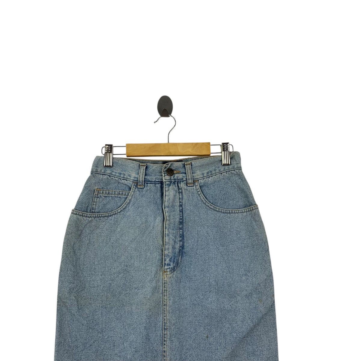 Laura Biagiotti Vintage LAURA BIAGIOTTI ITALY Floral Denim Jeans Midi Skirt Size 26" / US 2 / IT 38 - 2 Thumbnail