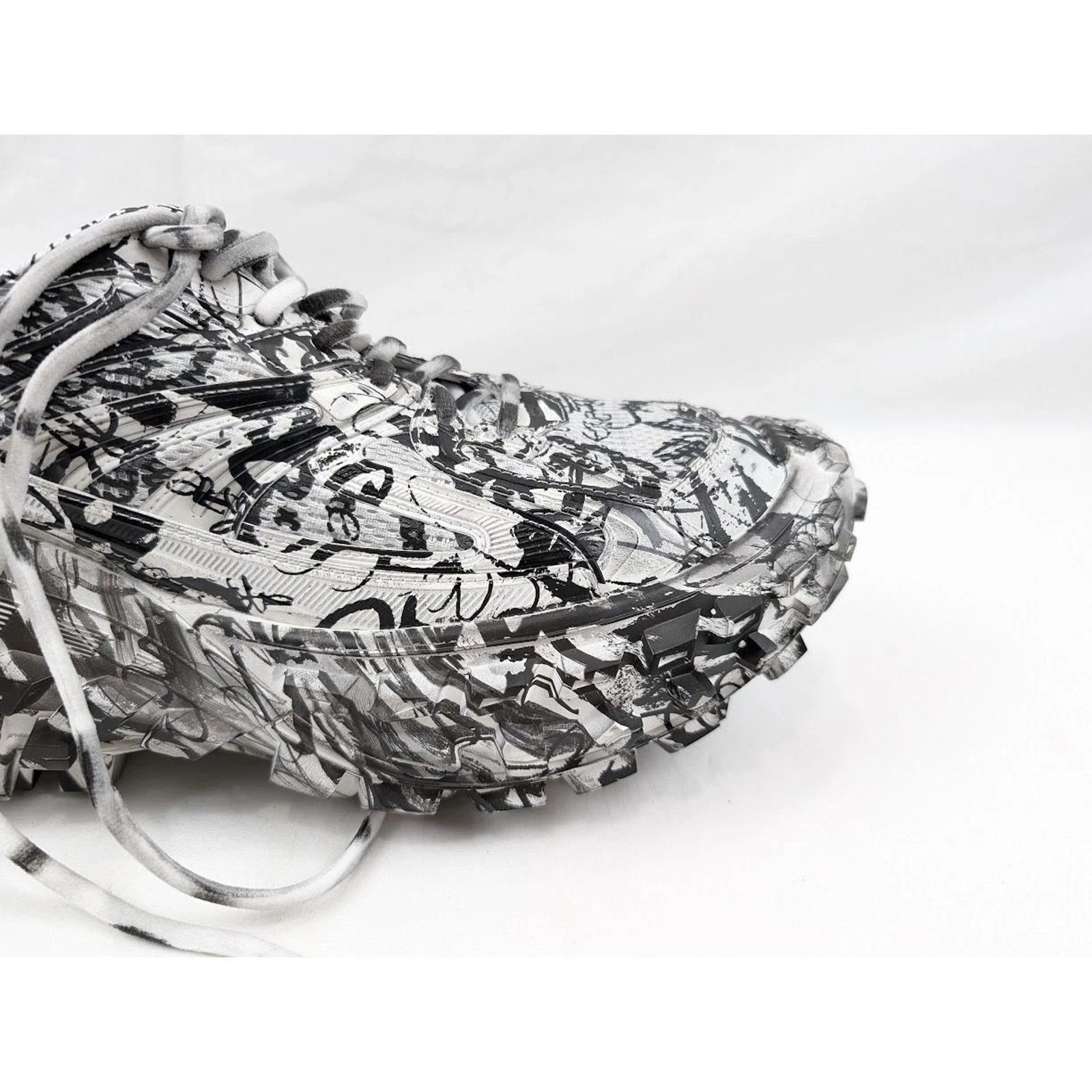 Balenciaga o1rshd1 Q:2 / Bouncer Extreme Graffiti Print in White/Black Size US 11 / EU 44 - 2 Thumbnail