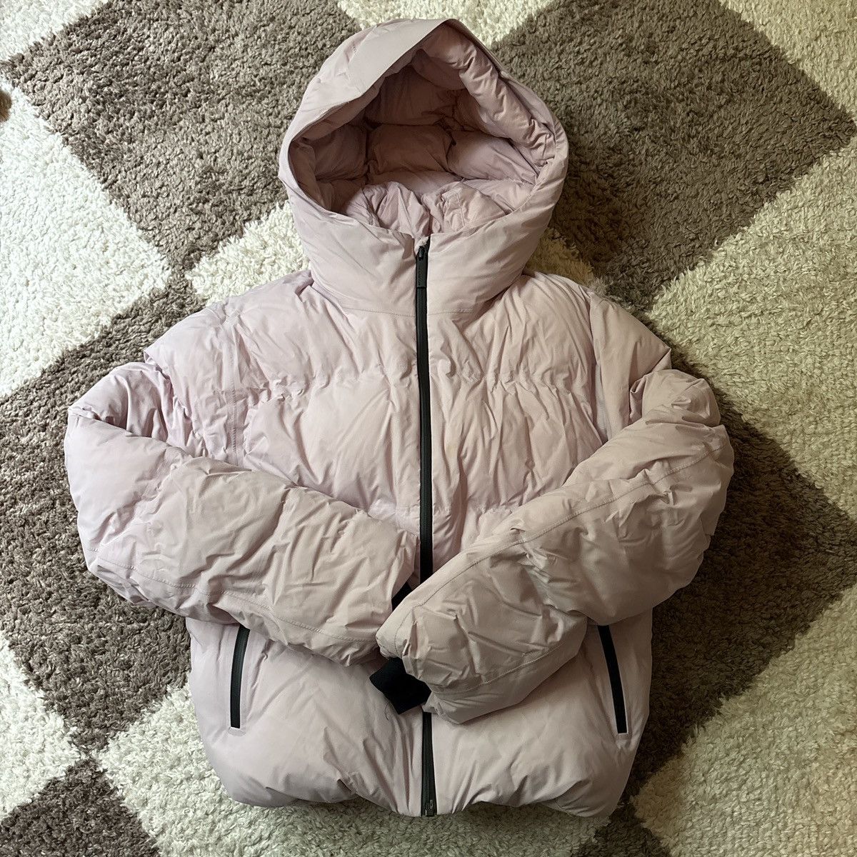 Aritzia Baby Pink The Super Puff₂O™ Shorty - Rainstop™ Size XS Size XS / US 0-2 / IT 36-38 - 1 Thumbnail