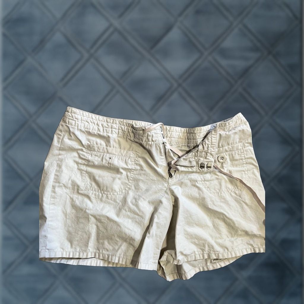Gap VINTAGE Gap Beige 3” Mid Rise Chino Shorts Women’s Size 6 Size 28" / US 6 / IT 42 - 1 Thumbnail