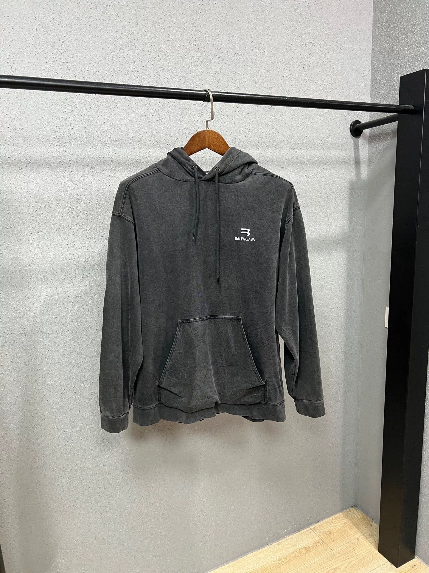 Balenciaga balenciaga small logo sweatshirt in gray Size US XS / EU 42 / 0 - 1 Thumbnail