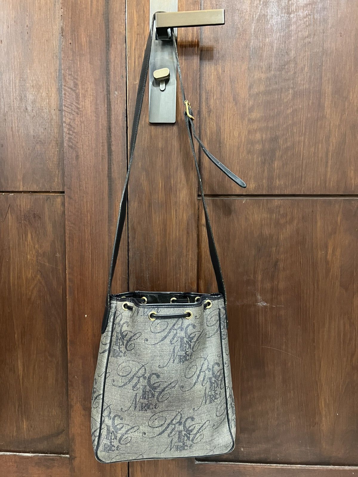 Genuine Leather Nina Ricci Paris Leather Crossbody/Sling Bag Size ONE SIZE - 8 Thumbnail