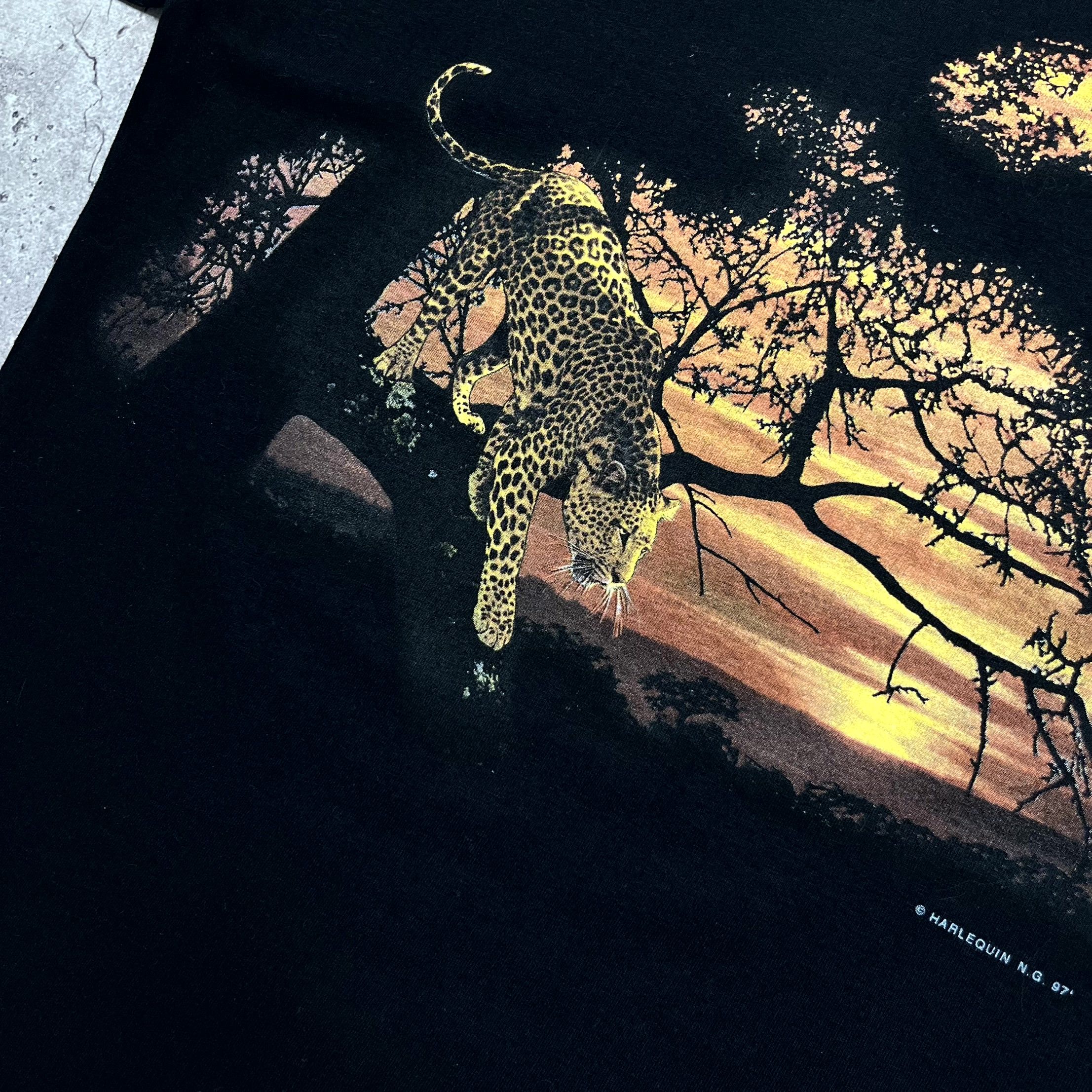 Vintage Vintage 90s Harlequin Leopard Sunset T‑Shirt Black Size M Size US M / EU 48-50 / 2 - 7 Thumbnail