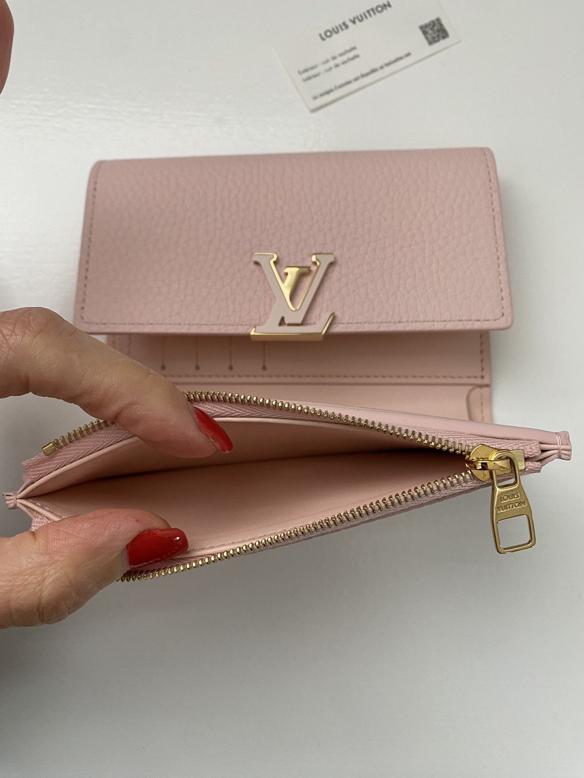Louis Vuitton Authentic Louis Vuitton Capucines Wallet Size ONE SIZE - 12 Thumbnail