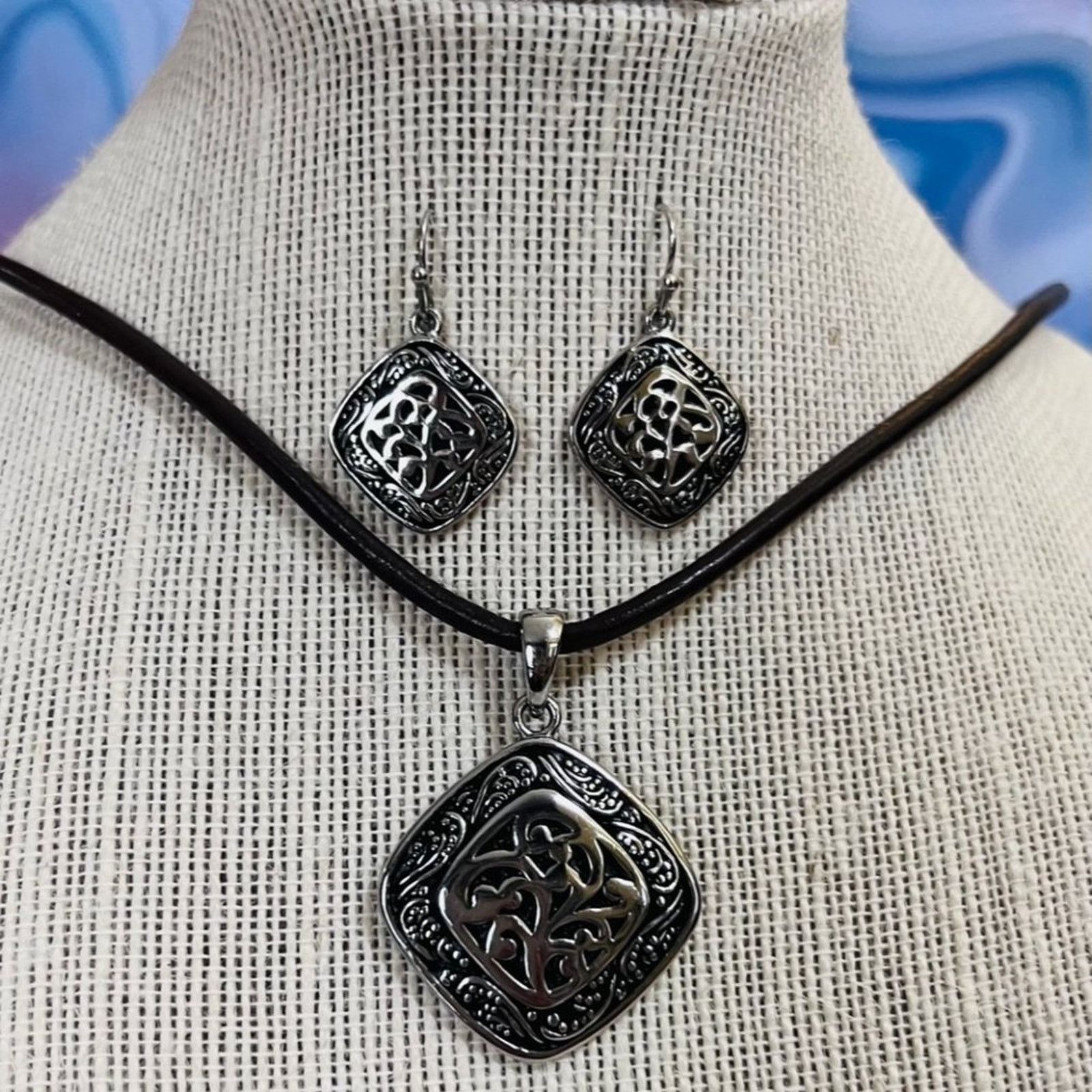 Other Vintage Signed - Lia Sophia - SET - Leather Necklace Earring Size ONE SIZE - 1 Thumbnail