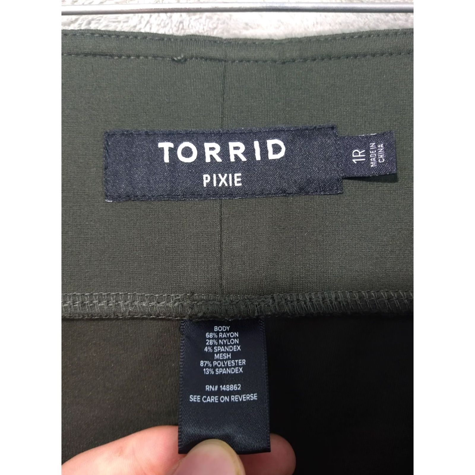 Torrid Torrid Green Pixie Pull On Pants Womens 1R High Rise Tapered Leg Luxe Ponte Pants Casual Size 40" / US 18 - 7 Thumbnail
