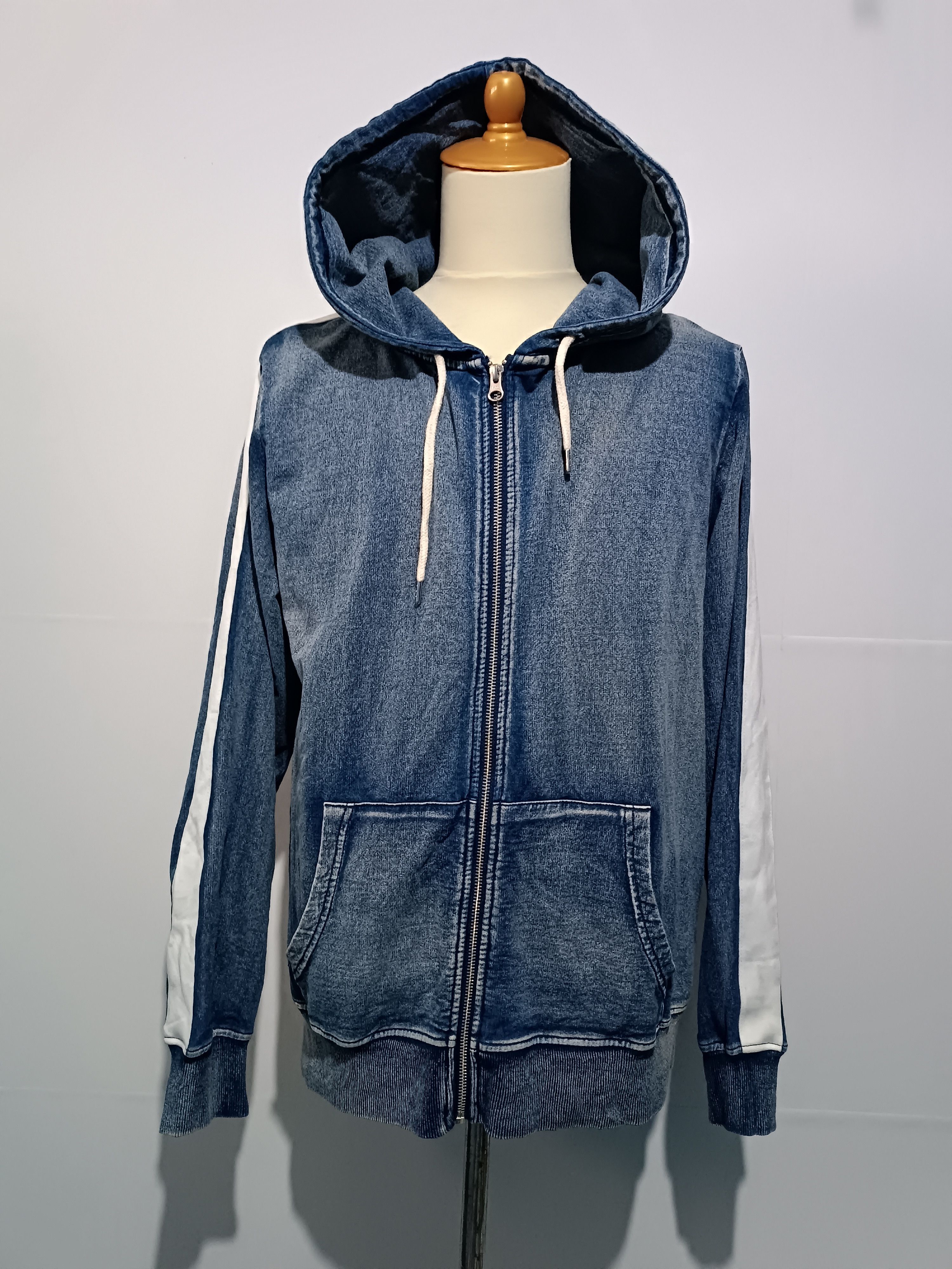 Japanese Brand Sweater Hoodie Jacket Resembles a Denim Fabric Design. Size US L / EU 52-54 / 3 - 1 Thumbnail