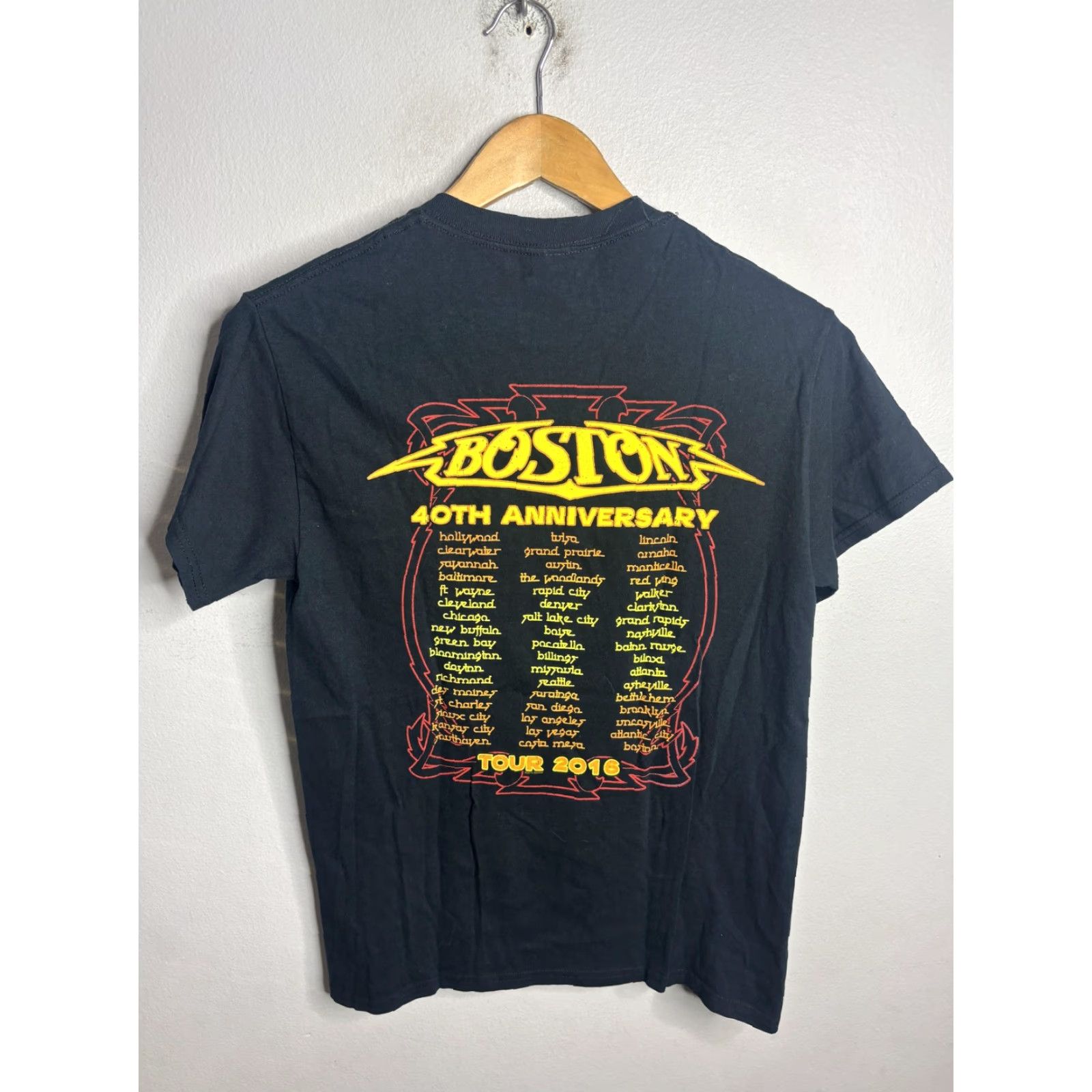 Gildan Boston Shirt Mens Small Black 40th Anniversary Tour 2016 Rock Band Concert Tee Size US S / EU 44-46 / 1 - 4 Thumbnail
