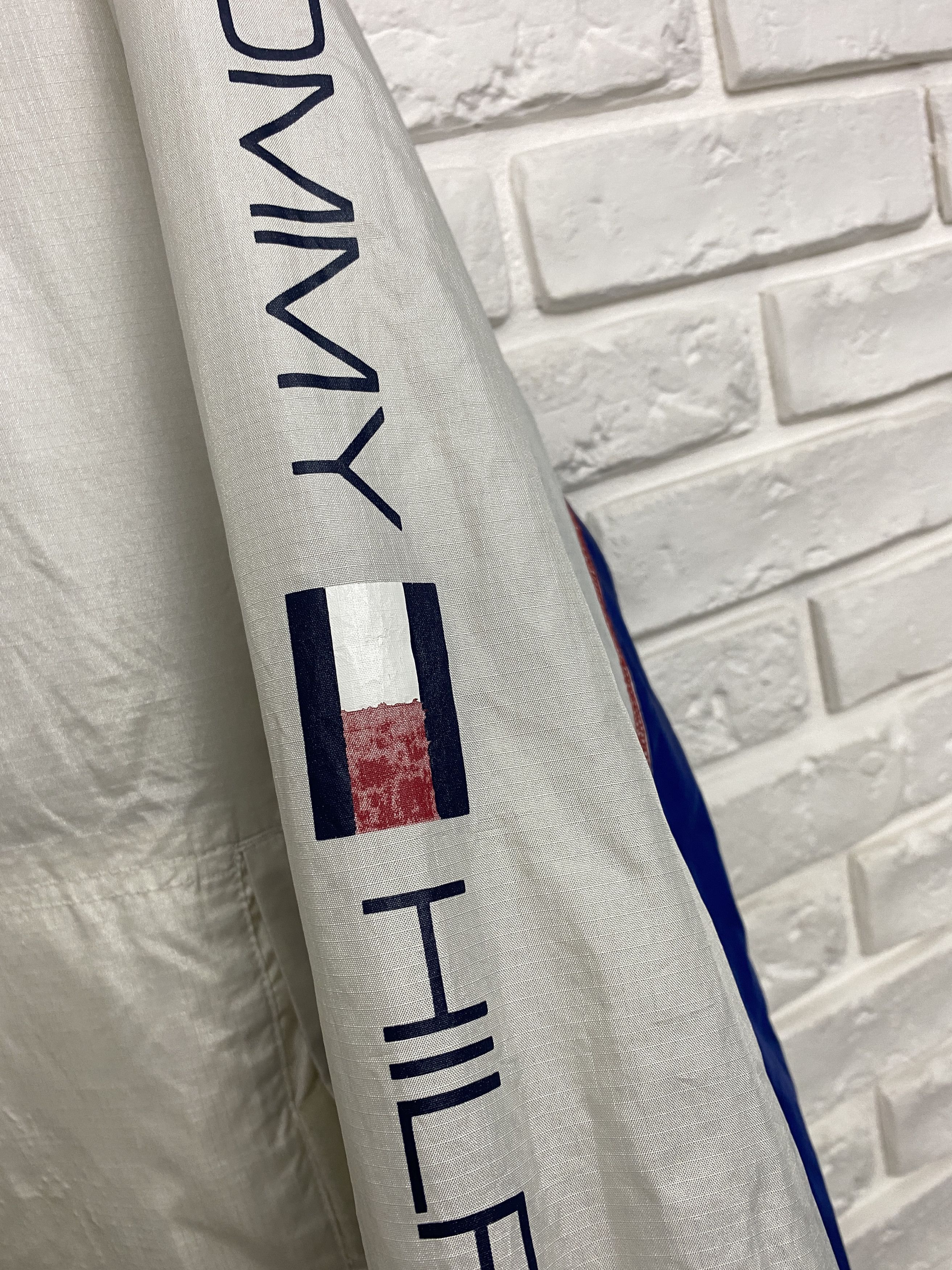 Tommy Hilfiger Tommy Hilfiger Nylon Jacket Hooded Windrunner Logo Size XL Size US XL / EU 56 / 4 - 4 Thumbnail