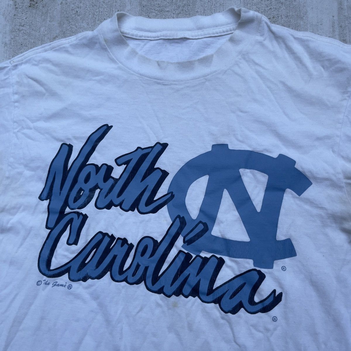 Vintage Vintage 90s Thrashed UNC TARHEELS THE GAME Single Stitch T Size US XL / EU 56 / 4 - 2 Thumbnail