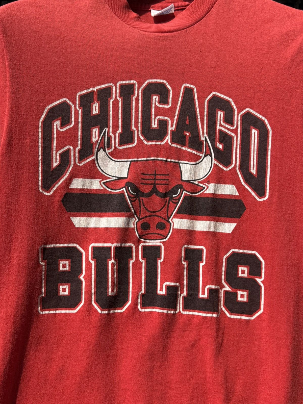 Vintage 💥Vintage Chicago Bulls Trench 80s NBA T-Shirt Size US M / EU 48-50 / 2 - 4 Thumbnail