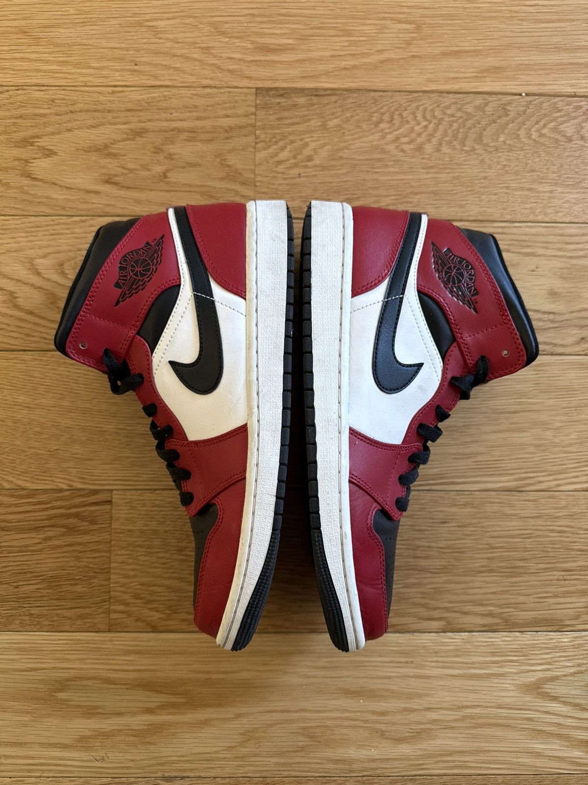Jordan Brand Air Jordan 1 Mid 'Chicago Black Toe' Size US 9.5 / EU 42-43 - 2 Thumbnail