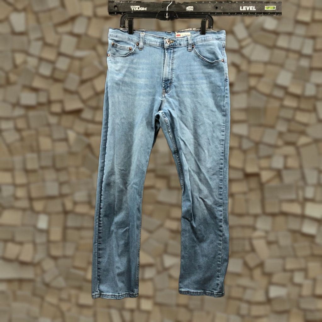Wrangler Wrangler Jeans Mens 36x32 Straight Leg Mid Rise Medium Wash Blue Denim 5-Pocket Cotton Blend Belt Loops Regular Fit Jeans Size US 36 / EU 52 - 1 Thumbnail