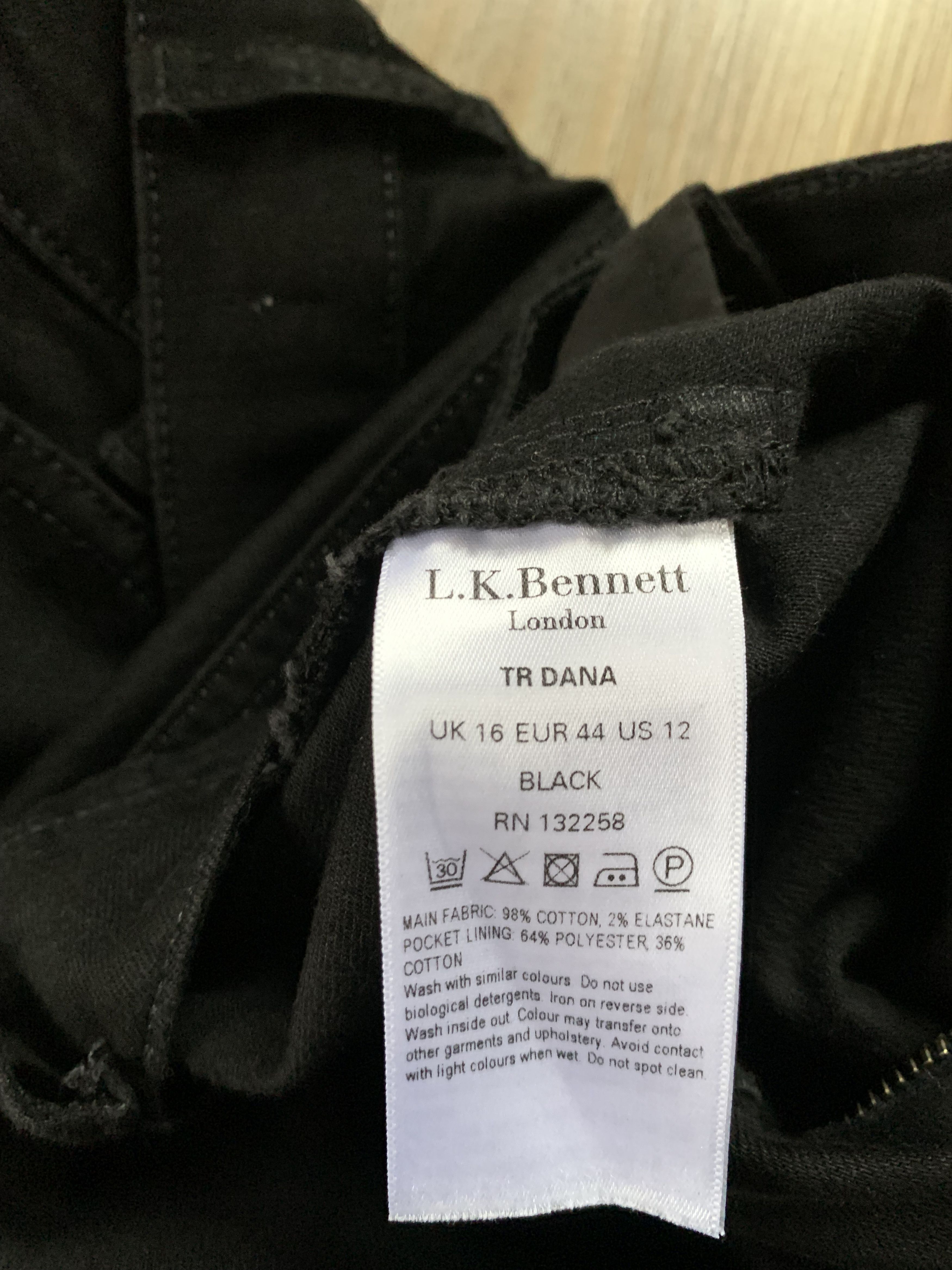 LK Bennett × Vintage LK Bennett London TR Dana Black Bell Bottom Stretch Jeans Size 32" / US 10 / IT 46 - 7 Thumbnail