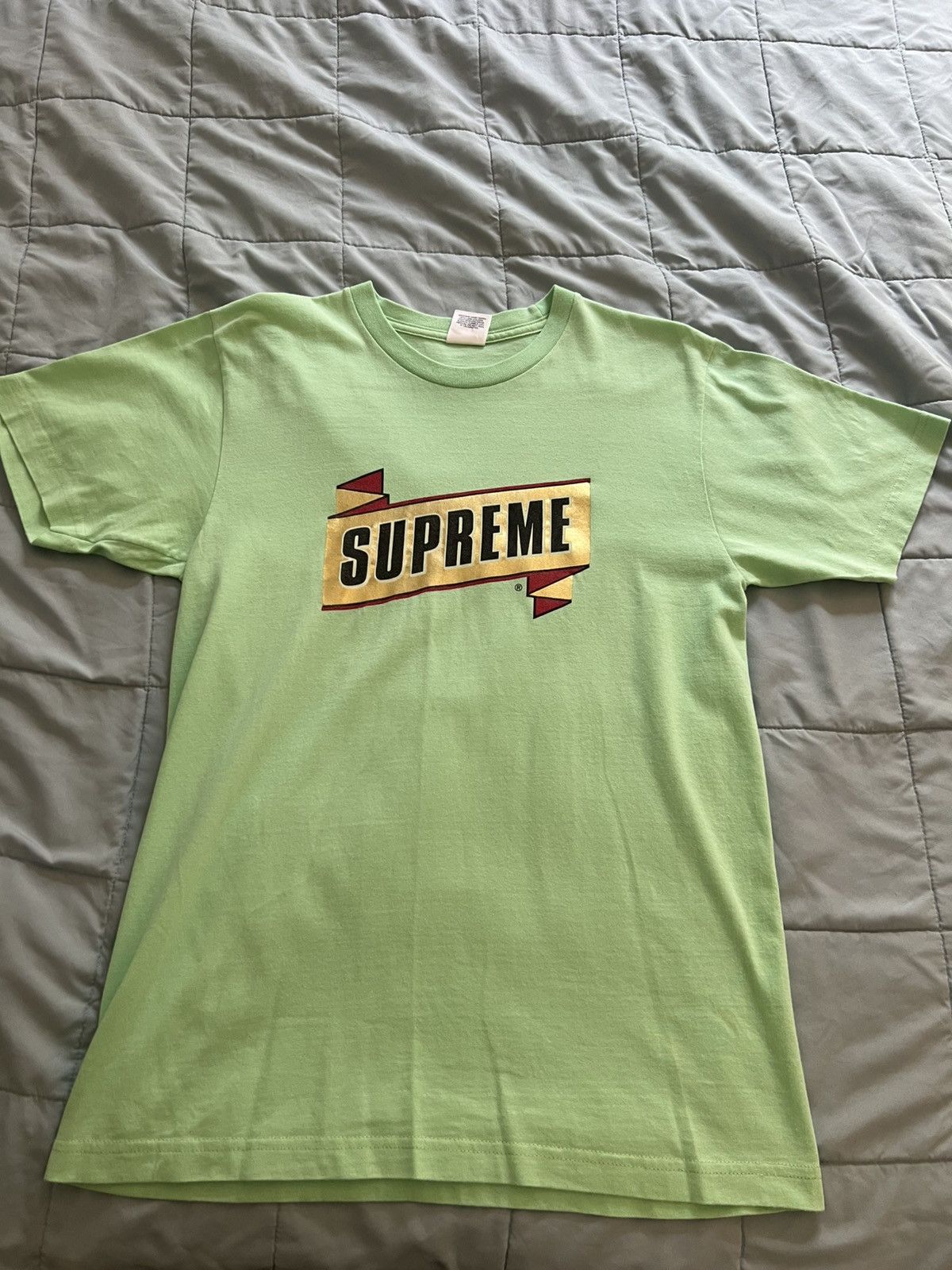 Supreme Supreme Gold Foil Ribbon Tee Size US M / EU 48-50 / 2 - 1 Thumbnail