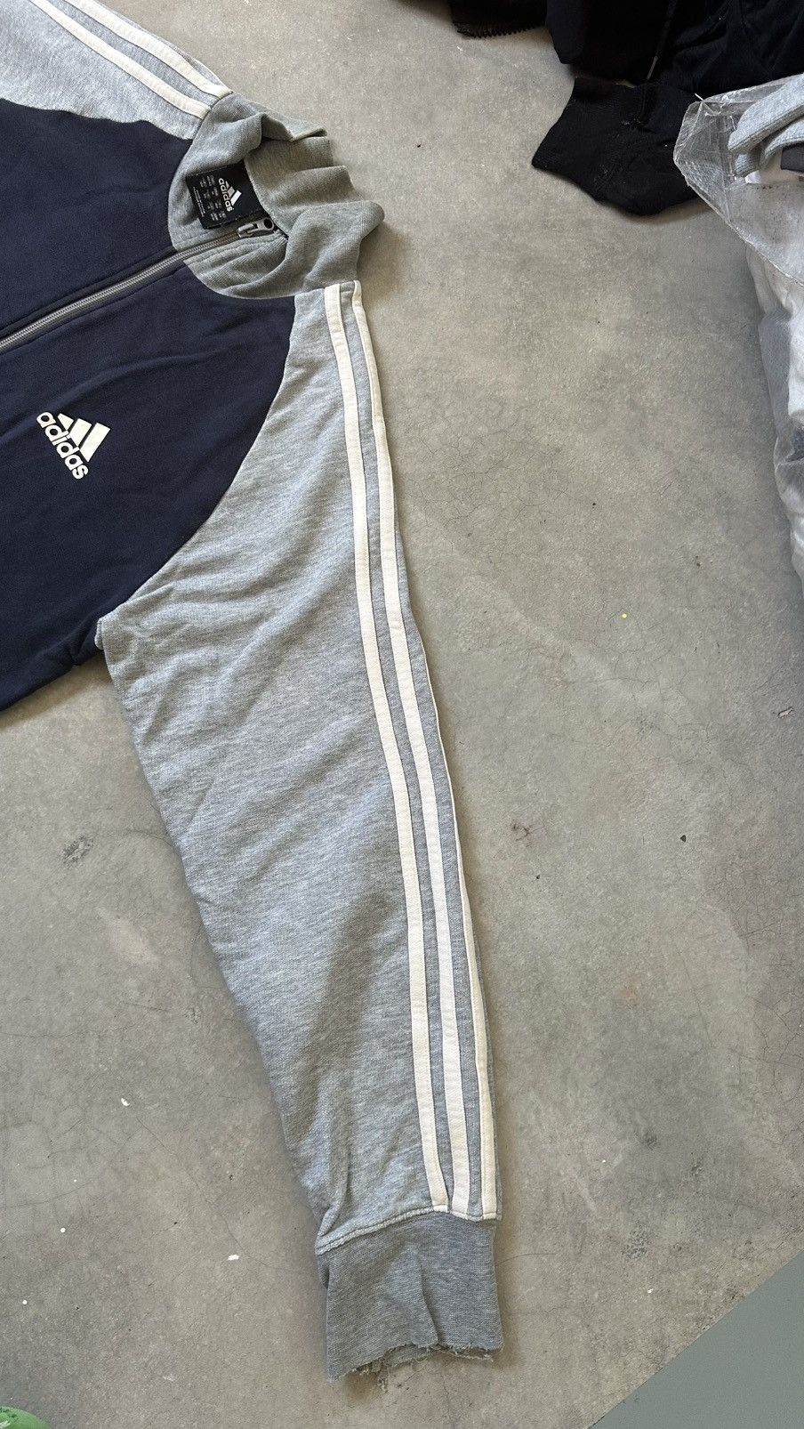 Adidas VIBTAGE ADIDAS DISTTESSED SWEATER Size US M / EU 48-50 / 2 - 6 Thumbnail