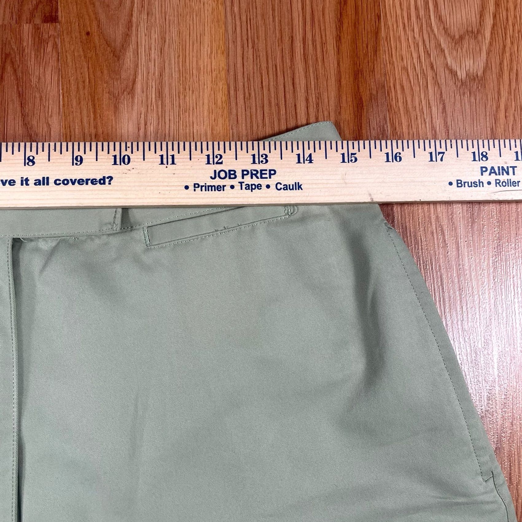 Izod IZOD Shorts Womens Size 12 Beige Flat Front Pockets Khaki Chino Golf Polyester Size 34" / US 12 / IT 48 - 3 Thumbnail