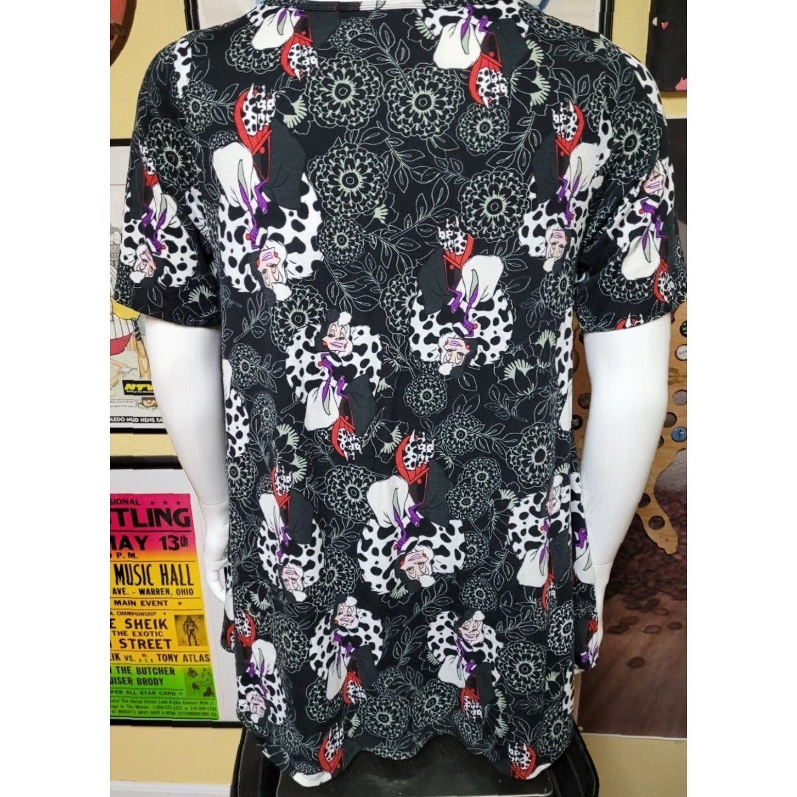 Vintage LuLaRoe Disney Cruella De Vil Tunic Shirt Women Medium Black Round Neck Short Sleeve Pattern Cruella Deville - Shirt Size M / US 6-8 / IT 42-44 - 3 Thumbnail
