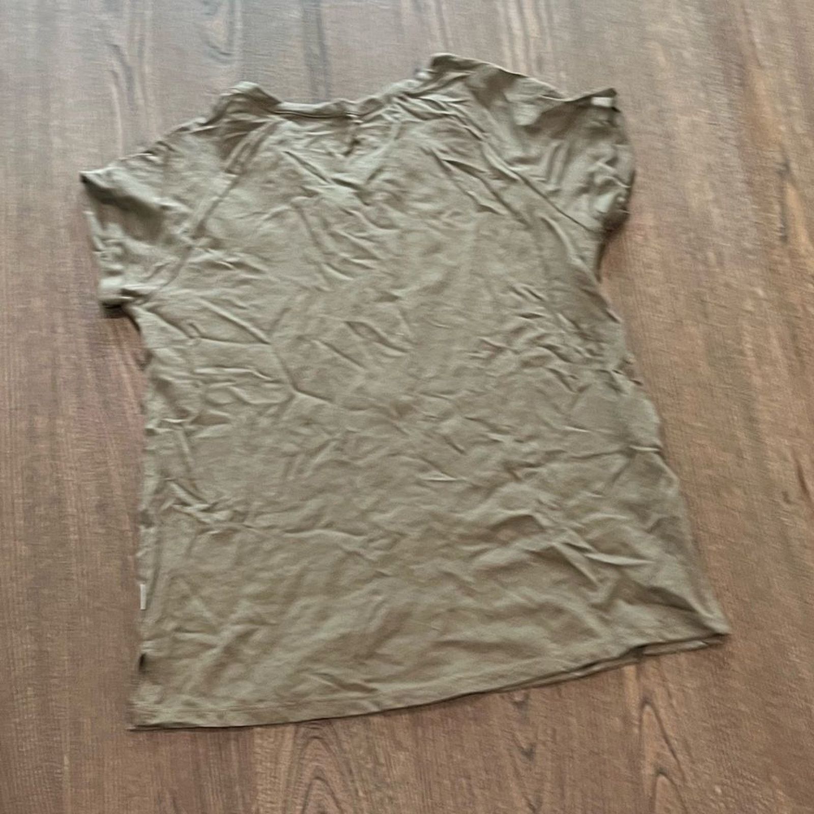 Eddie Bauer NWOT Eddie Bauer Olive Green Short Sleeve T-Neck Top Size S Size S / US 4 / IT 40 - 4 Thumbnail