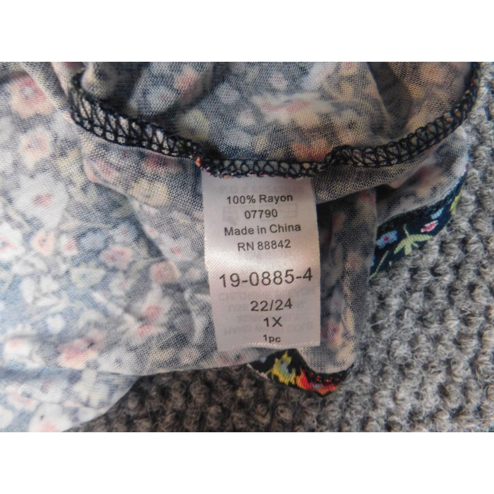 Vintage Chelsea Womens Blouse 1X Blue Pullover Stretch Casual Round Neck Sleeveless Button Rayon Floral Classic/Fitted Sleeve Plus Size Women Blouse Size XL / US 12-14 / IT 48-50 - 7 Thumbnail