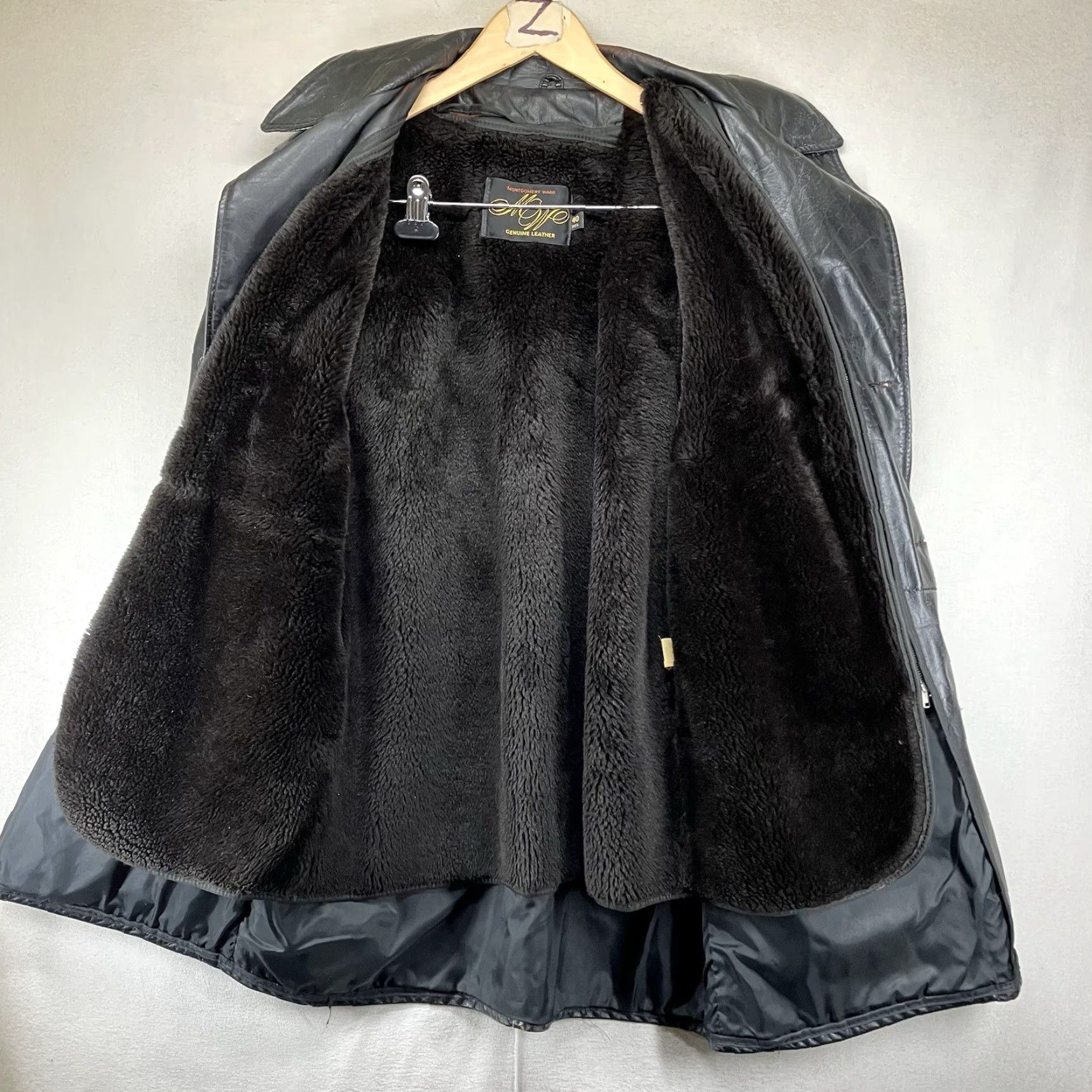 Vintage VINTAGE Montgomery Ward Leather Jacket Bomber Jacket Mens 40R Black Sherpa Lined Mid-Length Pockets Button-Down Collar Size US XXS / EU 40 - 3 Thumbnail