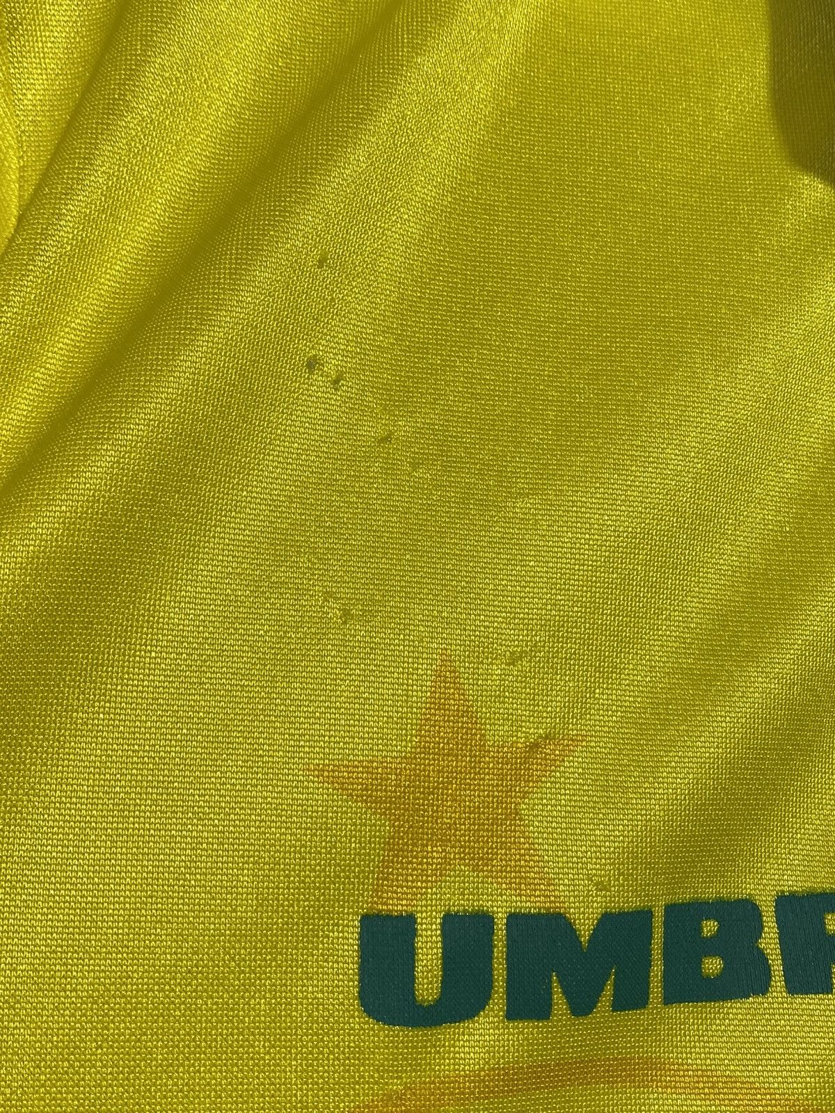 Umbro Vintage Umbro Brazil National Team 1994 Home Soccer Jersey Size US L / EU 52-54 / 3 - 6 Thumbnail