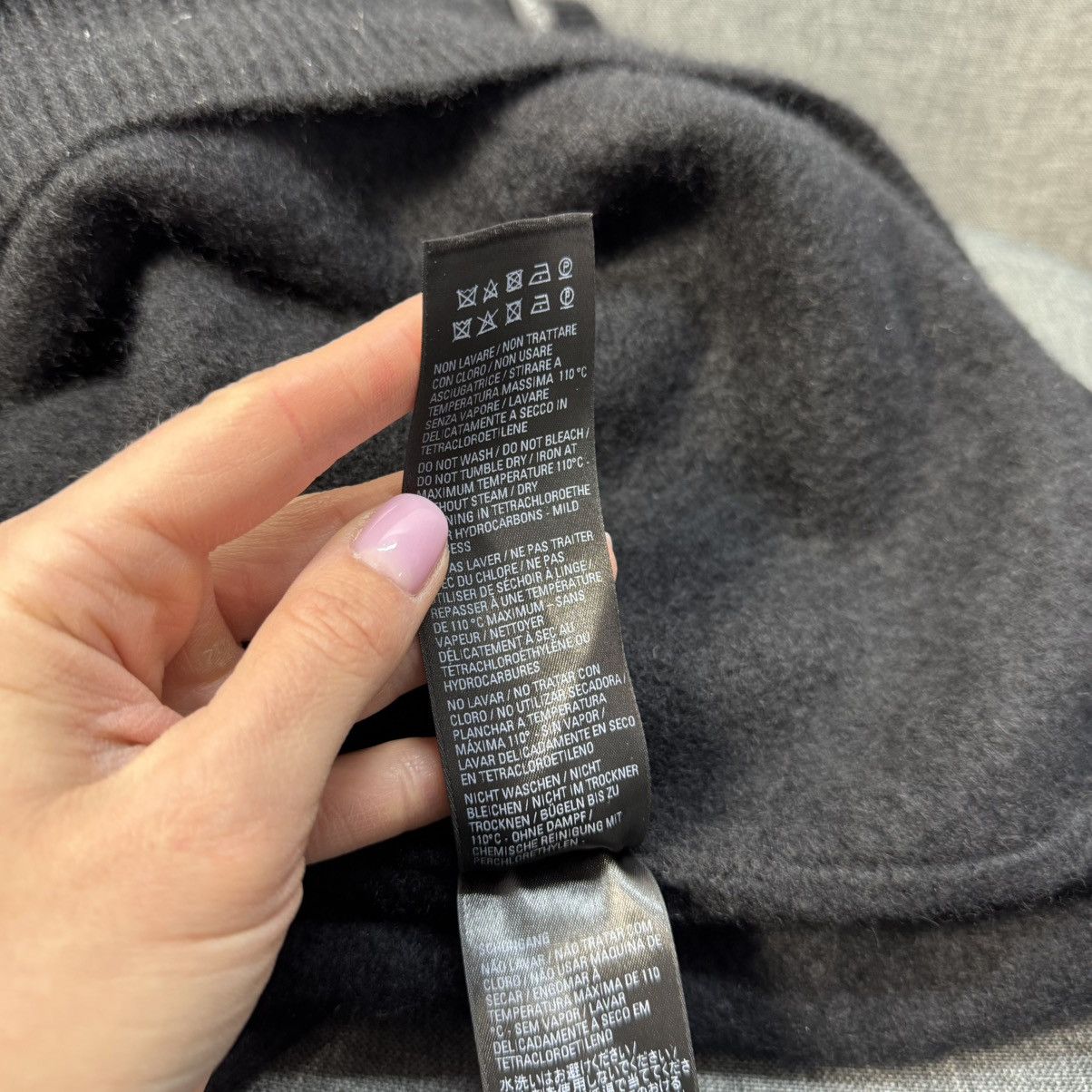 Balenciaga authentic BALENCIAGA “ Be different “ cashmere sweater black Size US XL / EU 56 / 4 - 13 Thumbnail