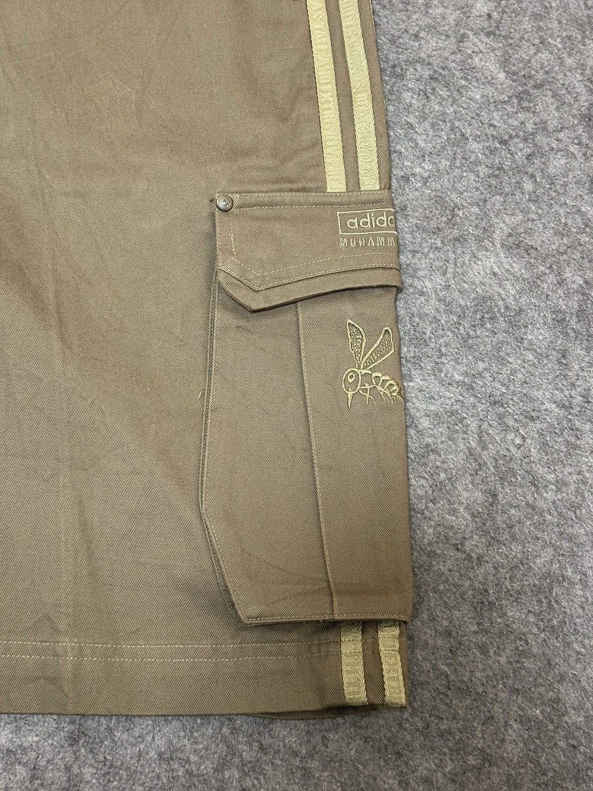 Adidas vintage Adidas cargo shorts with distinctive embroidered bee Size US 33 - 8 Thumbnail