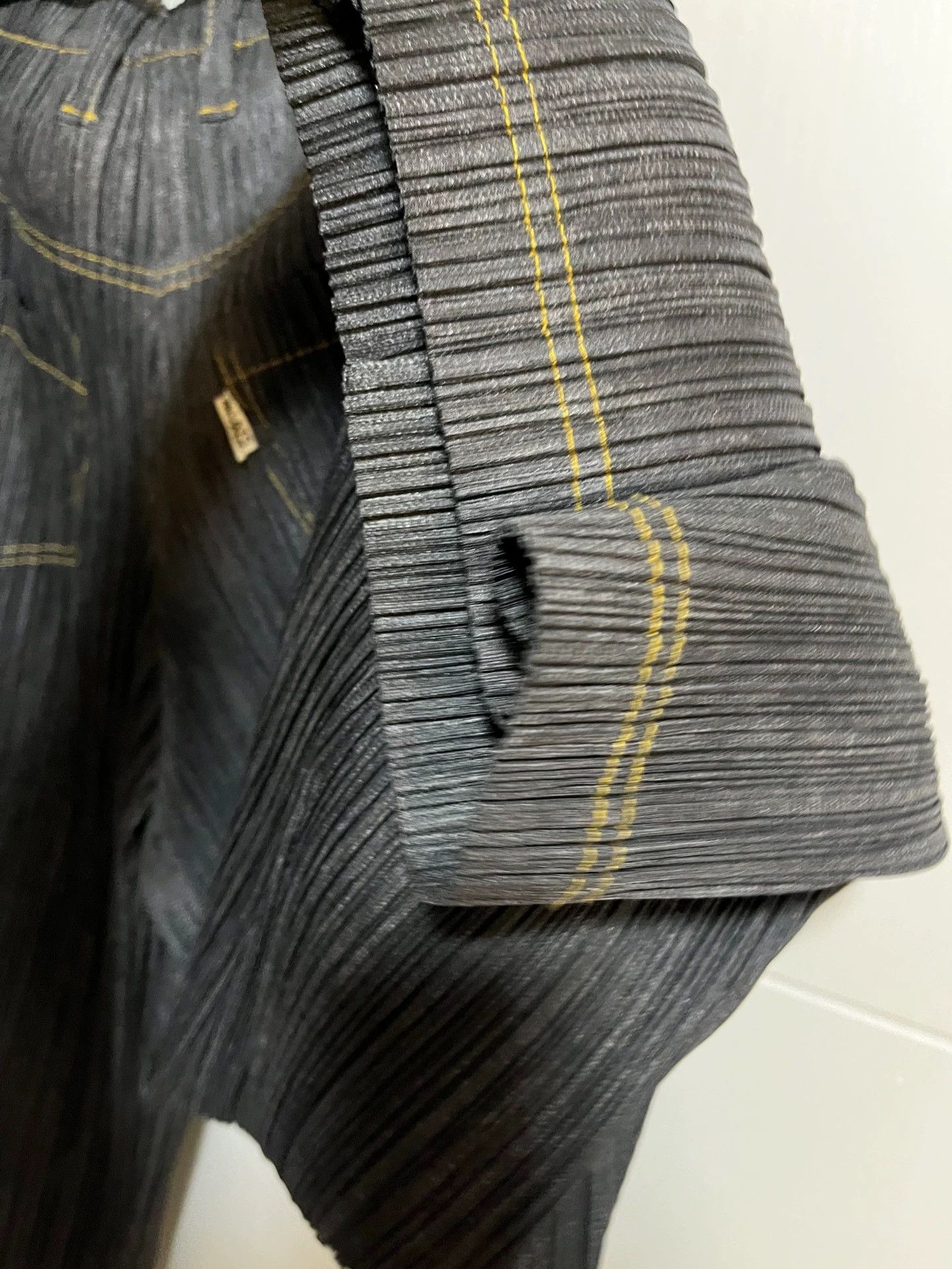 Issey Miyake Issey Miyake PP Denim Snow Yellow Pleated Cropped 0 Size 25" / US 0 / IT 36 - 6 Thumbnail