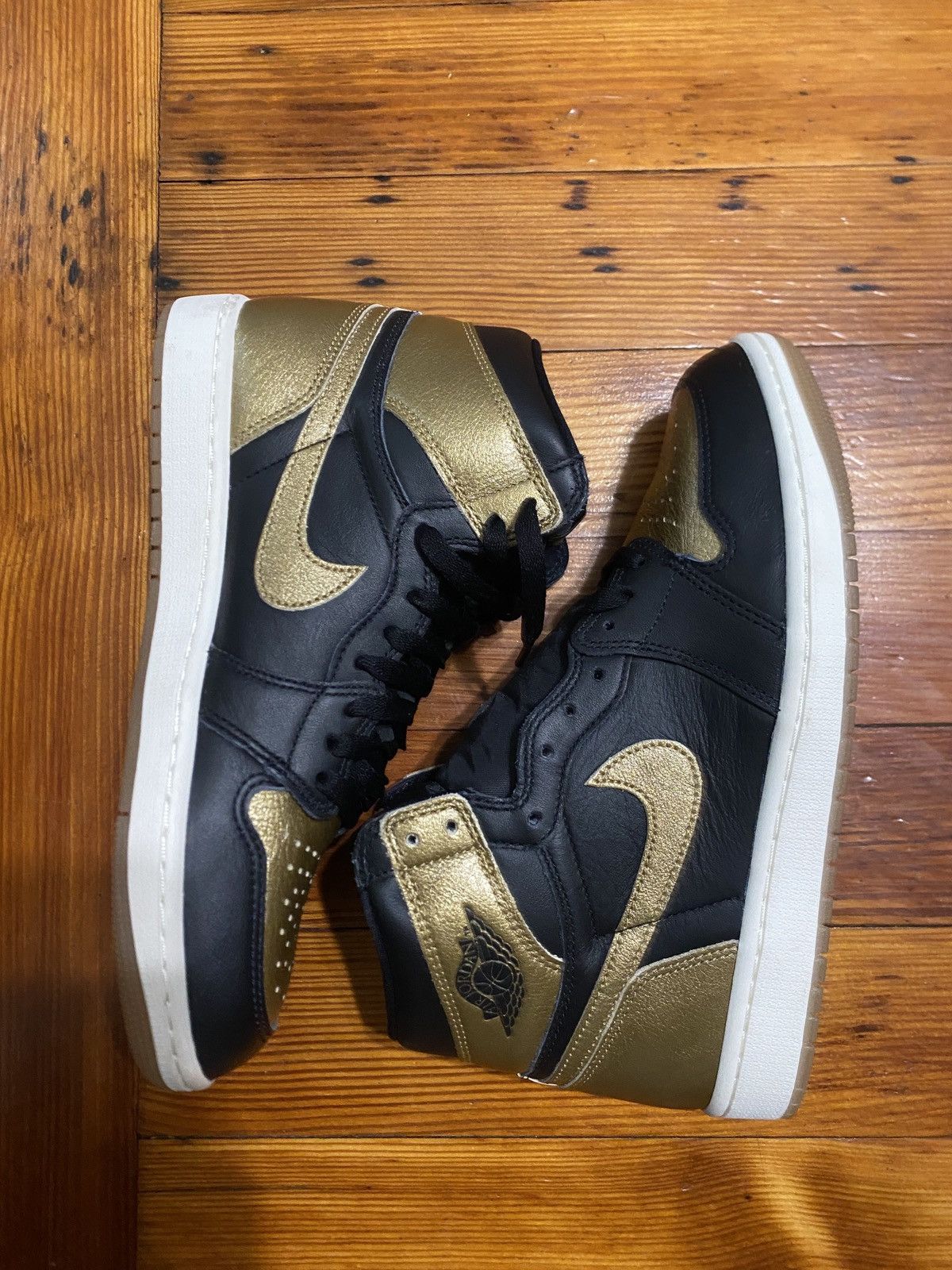 Jordan Brand Air Jordan One High OG Black/Gold Size US 9 / EU 42 - 3 Thumbnail