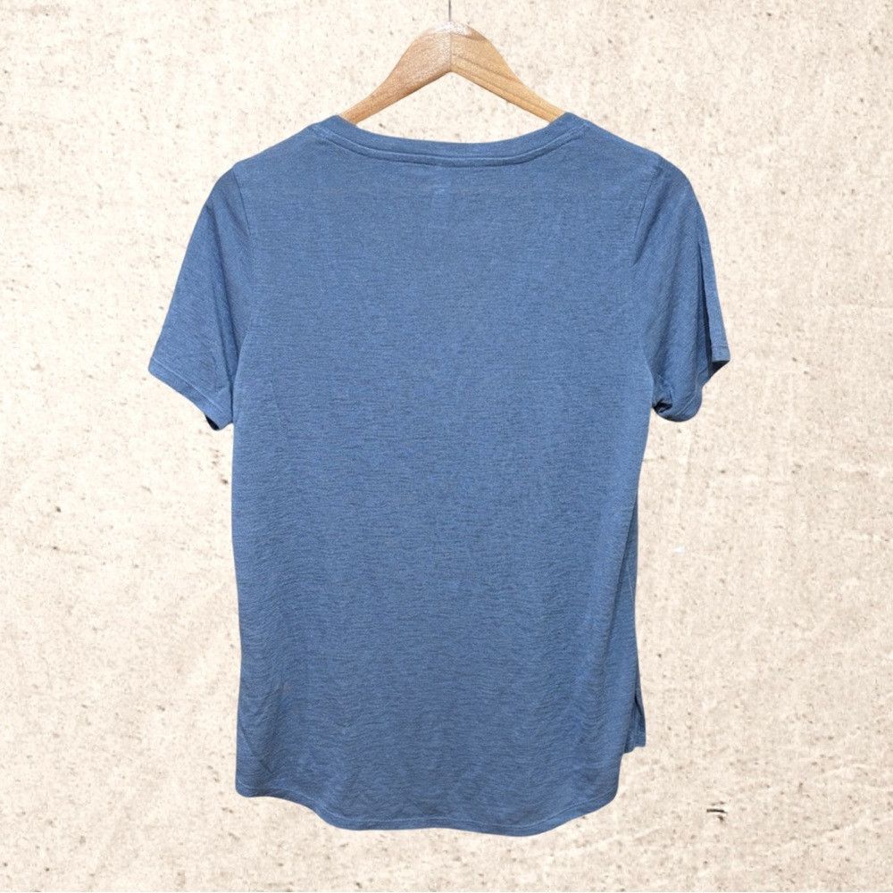 Athleta Athleta Relaxed VNeck Shirt Size M / US 6-8 / IT 42-44 - 2 Thumbnail