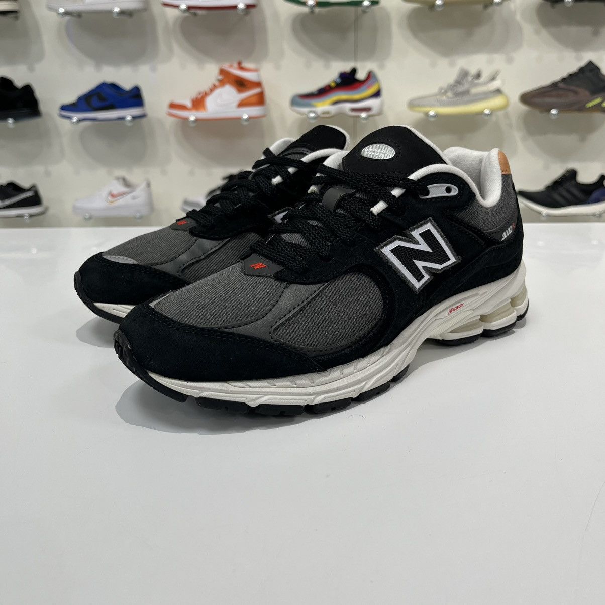 New Balance New Balance 2002R Black Sepia Size US 7 / EU 40 - 2 Thumbnail