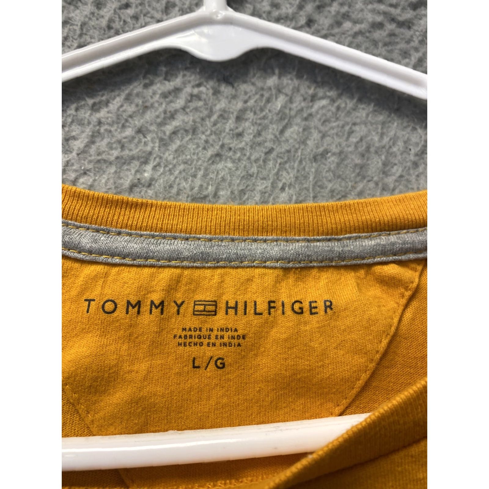 Tommy Hilfiger VINTAGE Tommy Hilfiger Shirt Men L Gold Cotton Short Sleeve Signature Logo Crew Neck 10640 Size US L / EU 52-54 / 3 - 3 Thumbnail