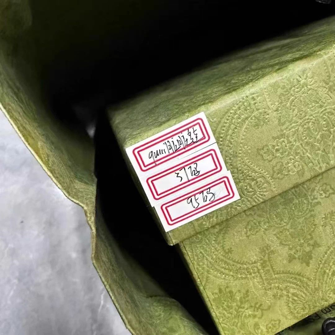 Gucci Gucci GG Distressed Sneakers 95 New 37 box & accs Size US 6 / IT 36 - 7 Thumbnail