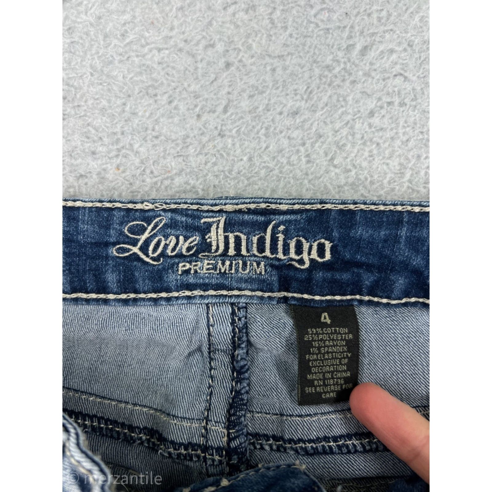 Denime Love Indigo Jeans Women 4 Capri Blue Denim Embroidered Sequin 5-Pocket Regular Inseam 20 in Capri Jeans Womens Size 27" / US 4 / IT 40 - 4 Thumbnail