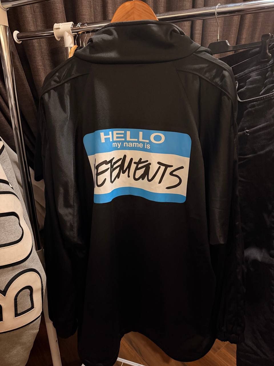 Vetements Vetements ‘Hello My Name is’ Zip Up Track Hoodie Black Size US XL / EU 56 / 4 - 2 Thumbnail